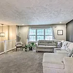 Cozy Omaha Home Walk To Dining, Pets Welcome