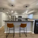 Joslyn 6-Cozy In Midtown Omaha