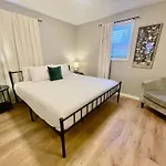 Cathedral 10-Cozy Urban Living Near Unmc