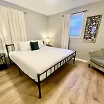 Modern King Bed With Washer & Dryer
