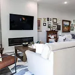 Luxurious Midtown Retreat With Elevator Access