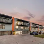 Luxurious Midtown Retreat With Elevator Access