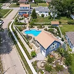 Luxury Oasis Heated Pool, Hot Tub, Bbq
