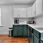 Five Star Zoo Stay With Full Kitchen And Self Check-In