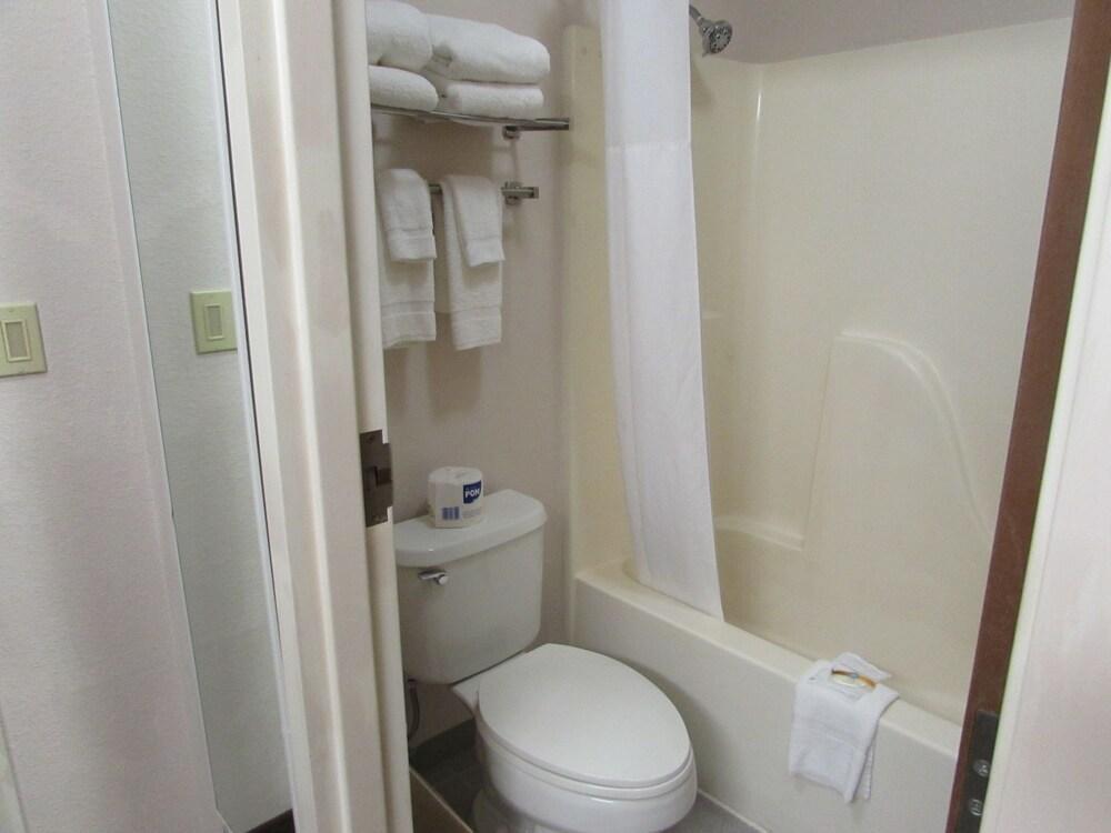 Quality & West - Ne Linclon Hotel 2*