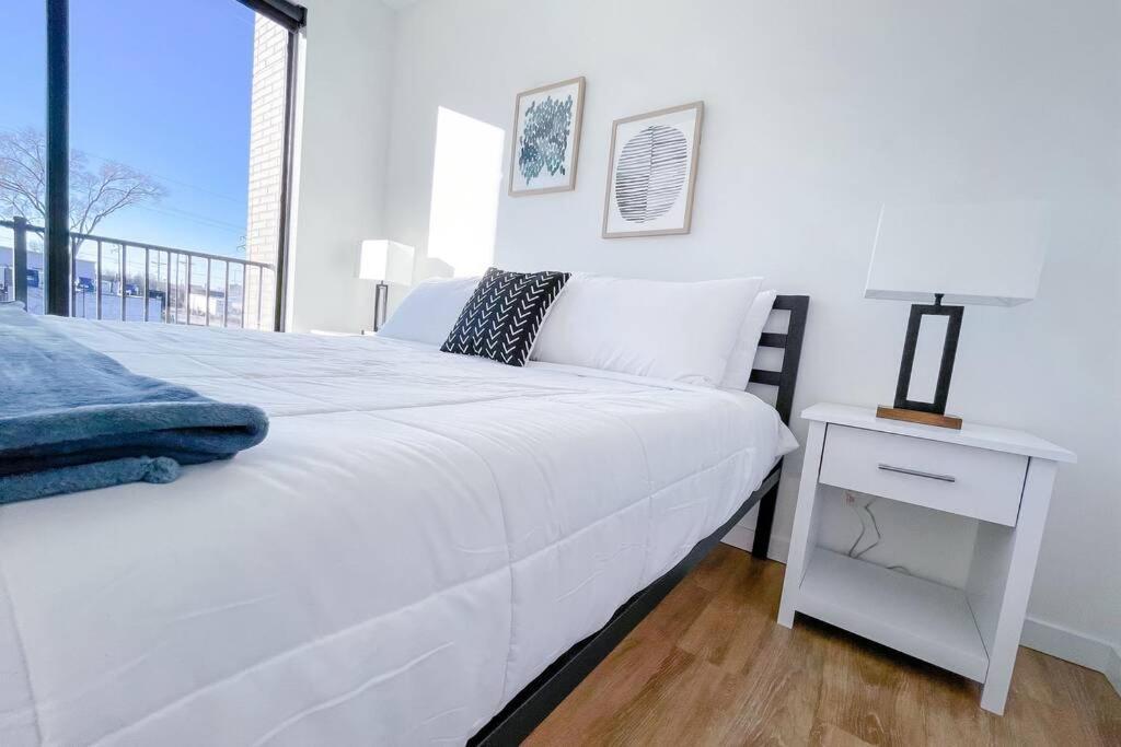 Bright 1bd/1ba Downtown Apartment *