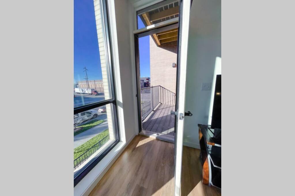 Bright 1bd/1ba Downtown Apartment
