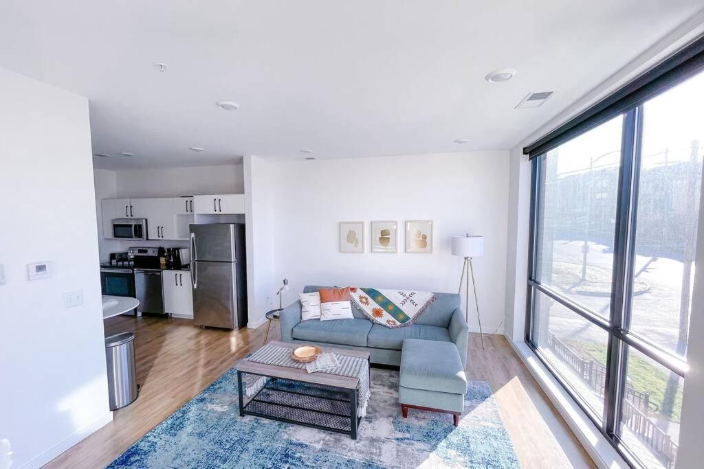 Bright 1bd/1ba Downtown
