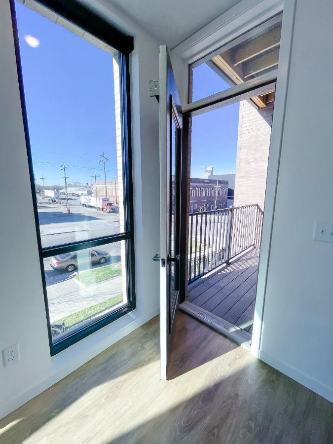 Bright 1bd/1ba Downtown Apartment
