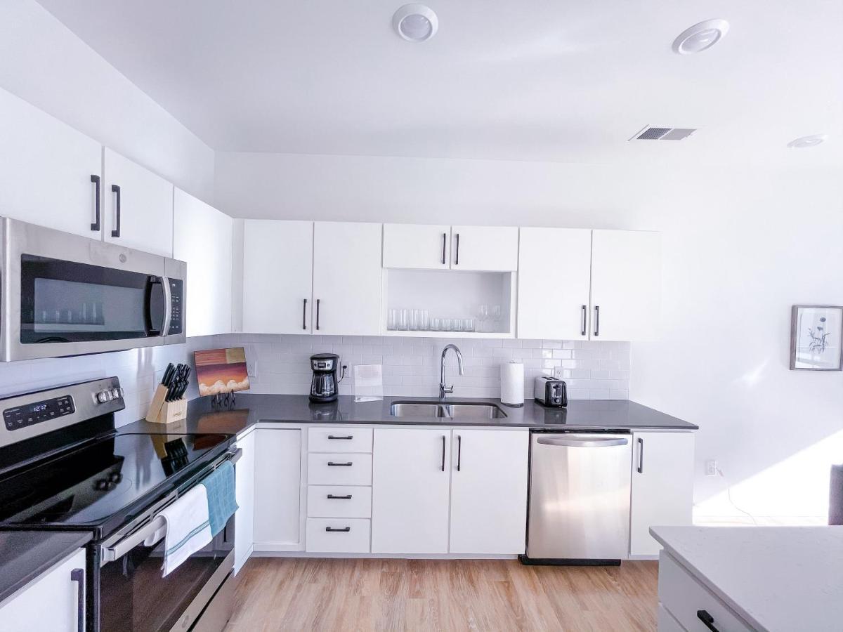 Bright 1bd/1ba Downtown Apartment *