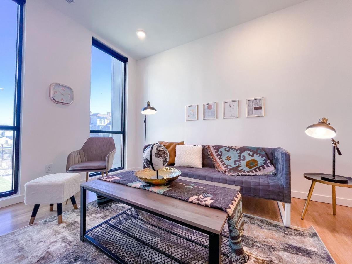 Bright 1bd/1ba Downtown Apartment *