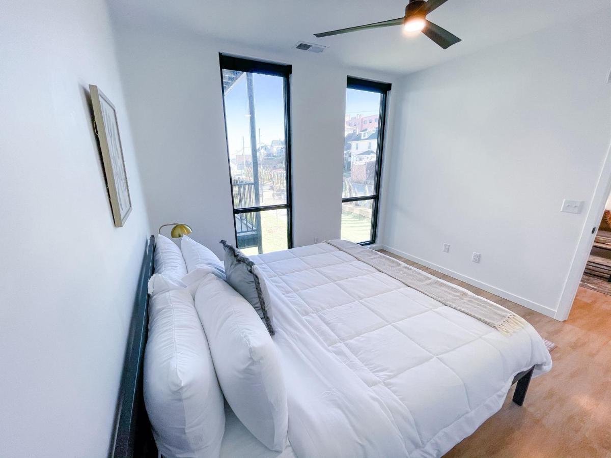 Bright 1bd/1ba Downtown