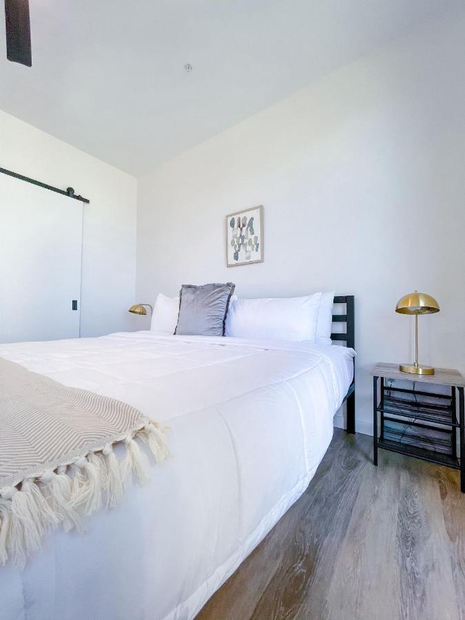 Bright 1bd/1ba Downtown