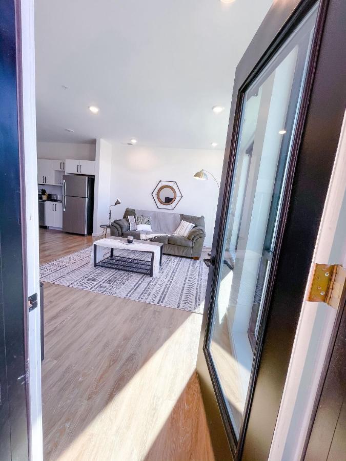 Bright 1bd/1ba Downtown Apartment *