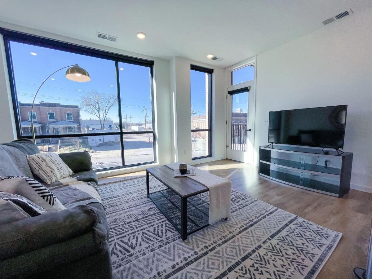 Bright 1bd/1ba Downtown Apartment *