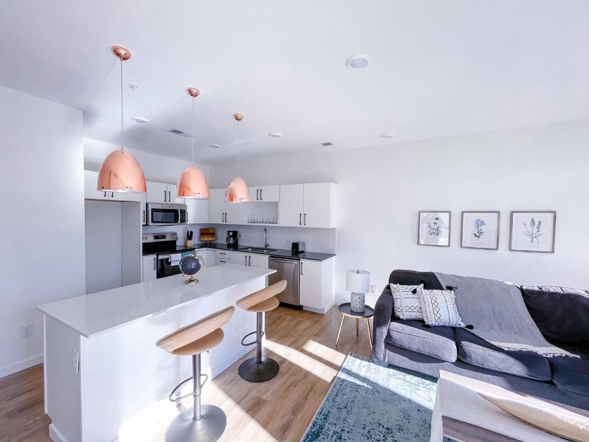 Bright 1bd/1ba Downtown Apartment