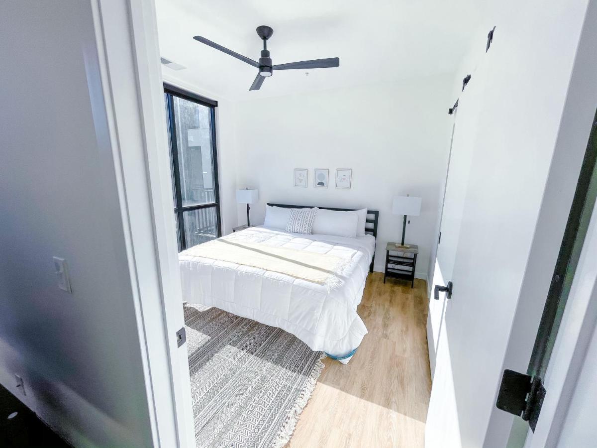Bright 1bd/1ba Downtown Apartment *