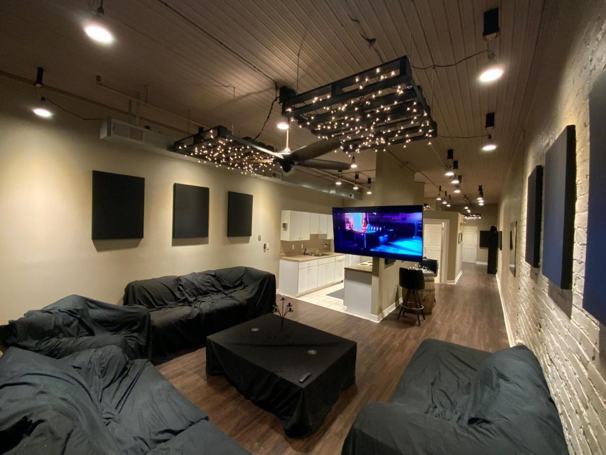 Blackout Themed Residence In The Prime Heart Of Omaha'S Old Market!