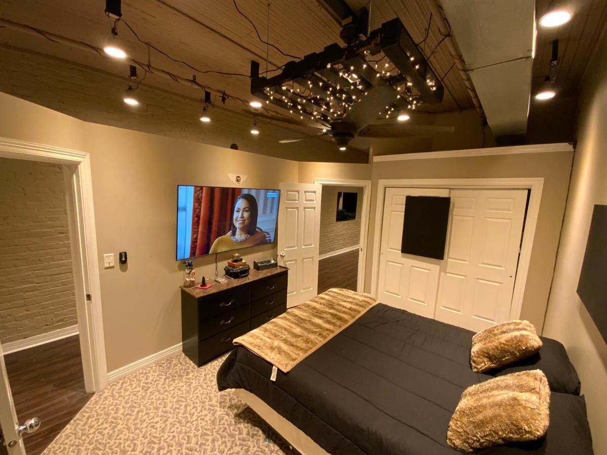 Blackout Themed Residence In The Prime Heart Of Omaha'S Old Market! Omaha