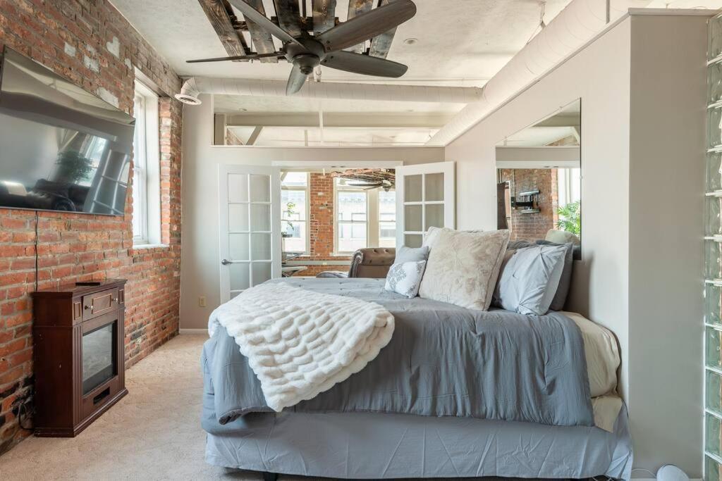 Heart Of The Old Market Sunburst Penthouse!!! Apartment *