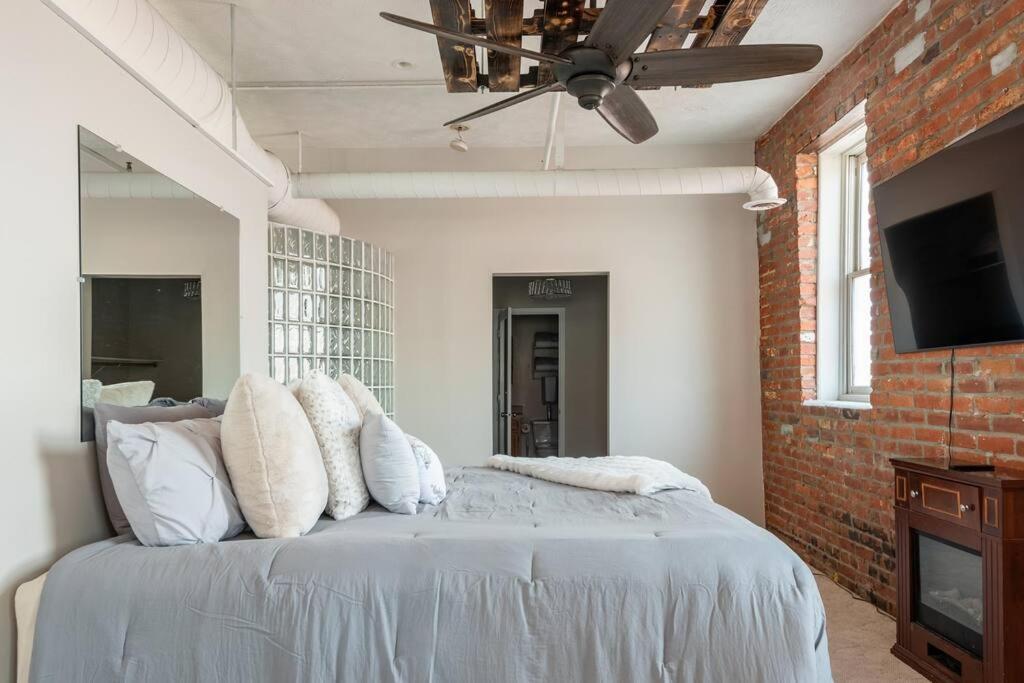 Apartment Heart Of The Old Market Sunburst Penthouse!!!