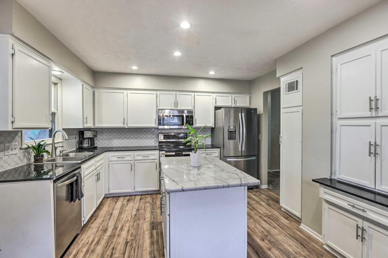 Cozy Walk To Dining, Pets Welcome Holiday home Omaha