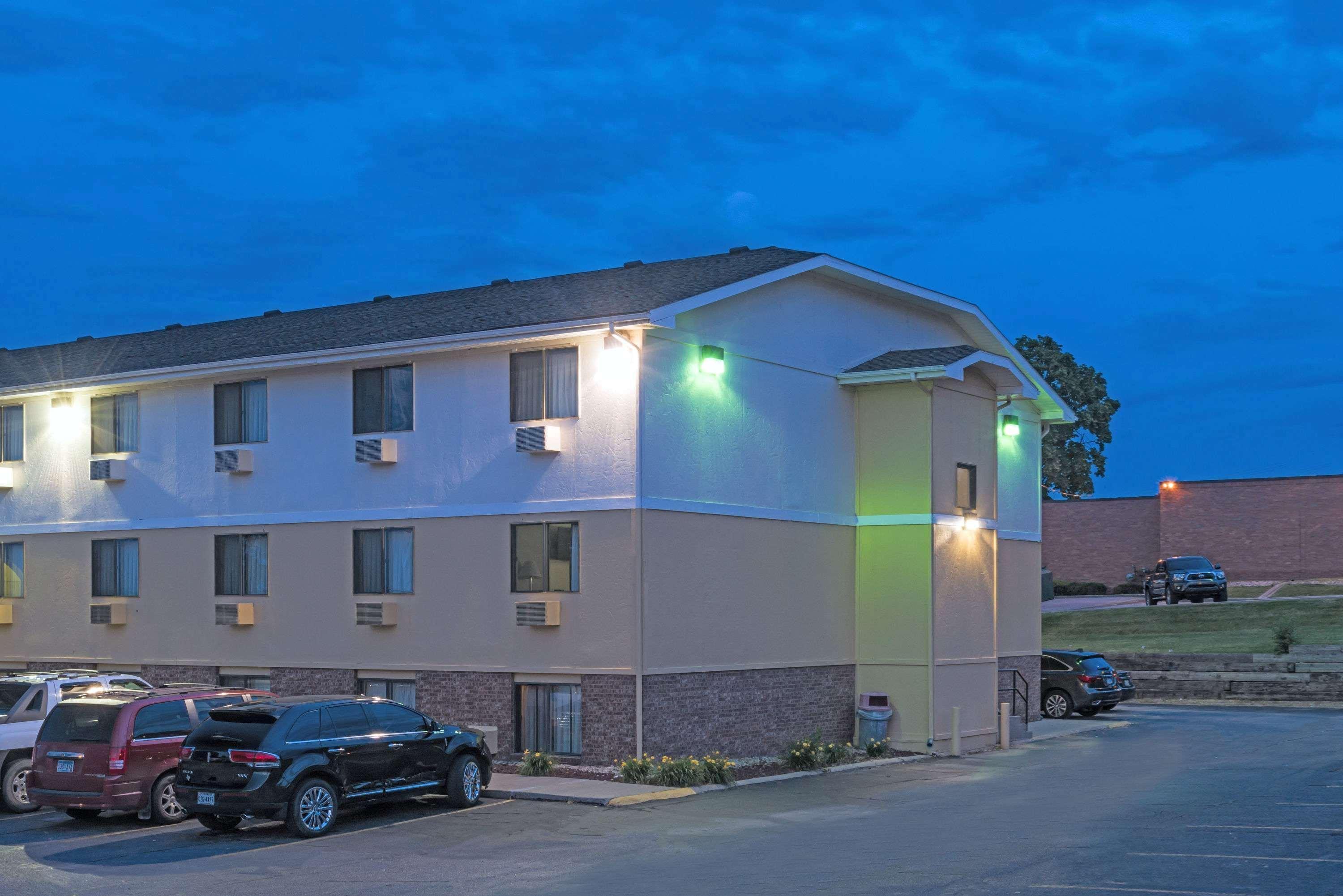 Super 8 By Wyndham Ne Hotel