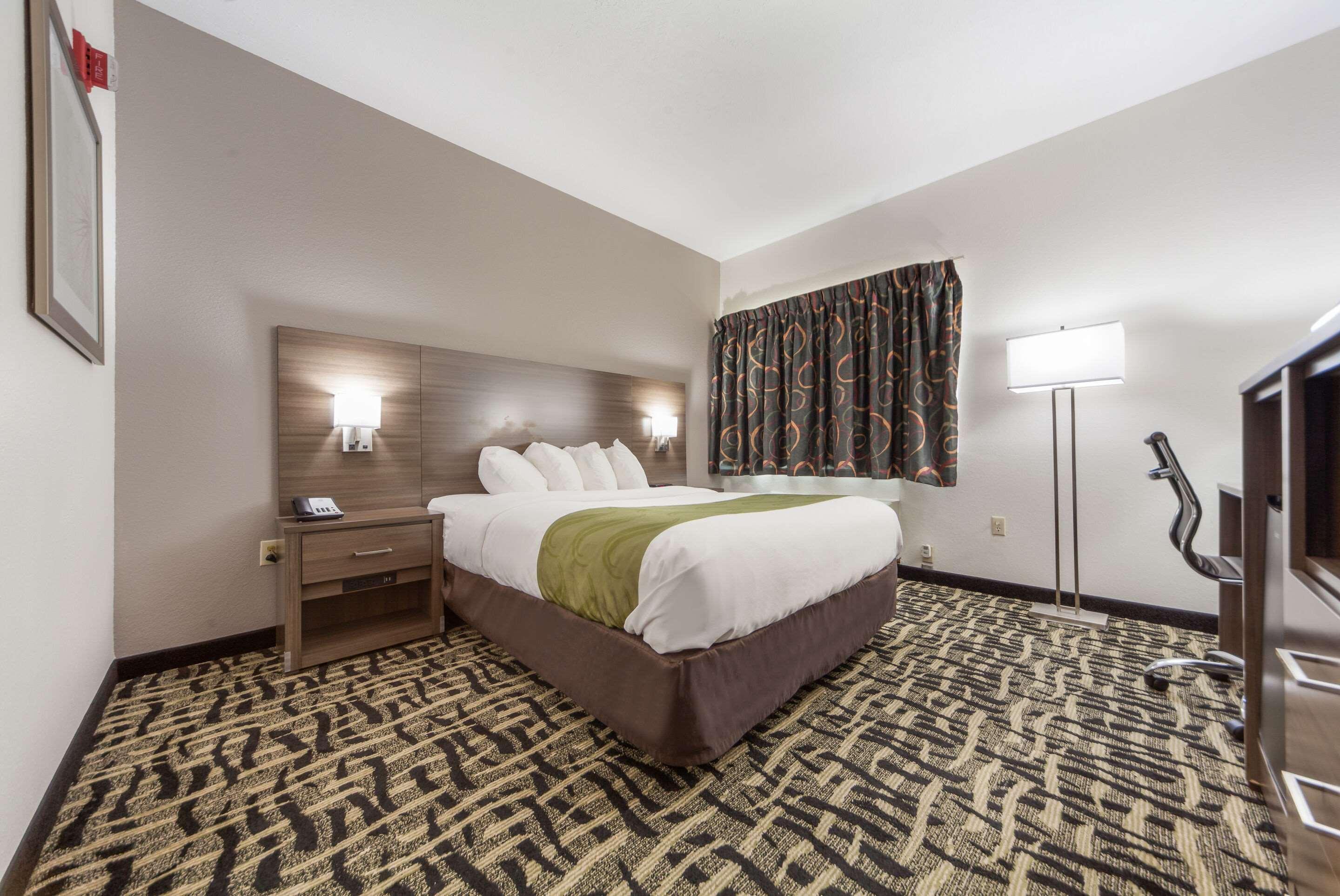 Quality & West - Ne Linclon Hotel 2*