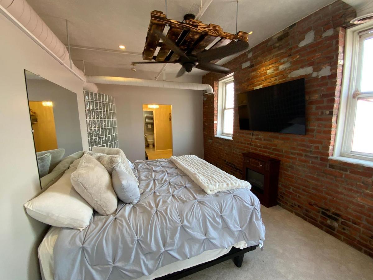 Apartment Heart Of The Old Market Sunburst Penthouse!!!