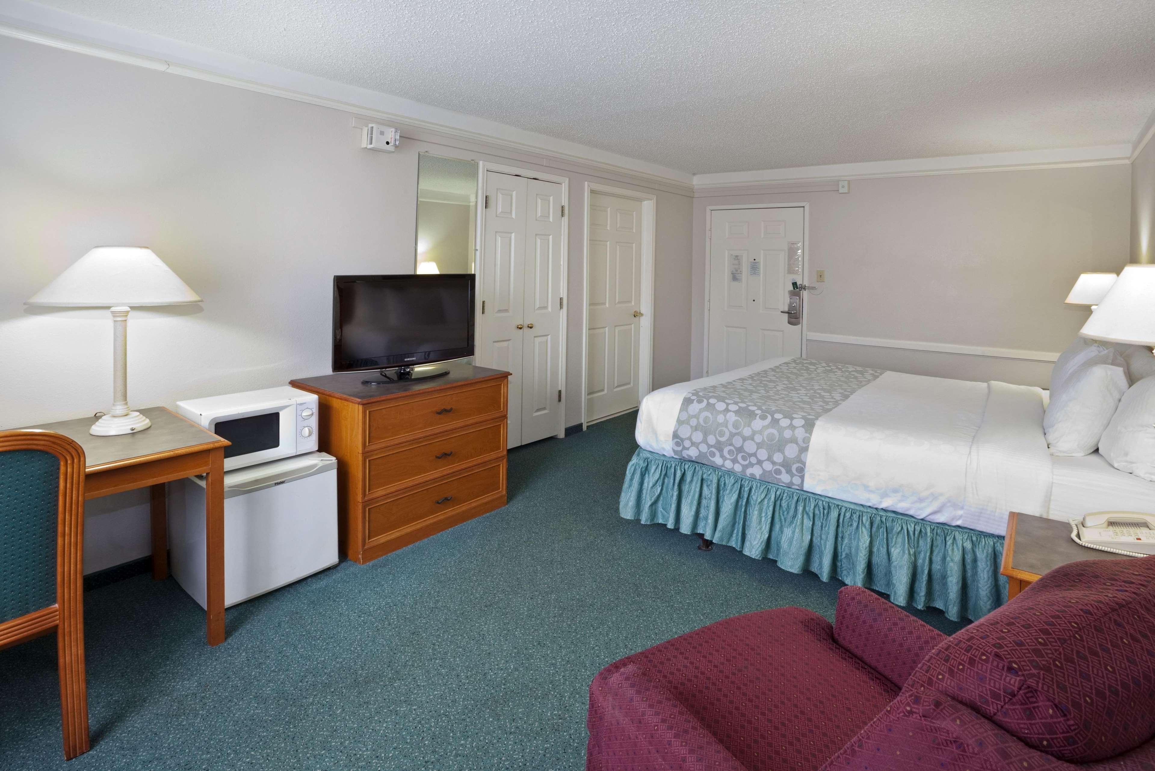 La Quinta By Wyndham West Hotel