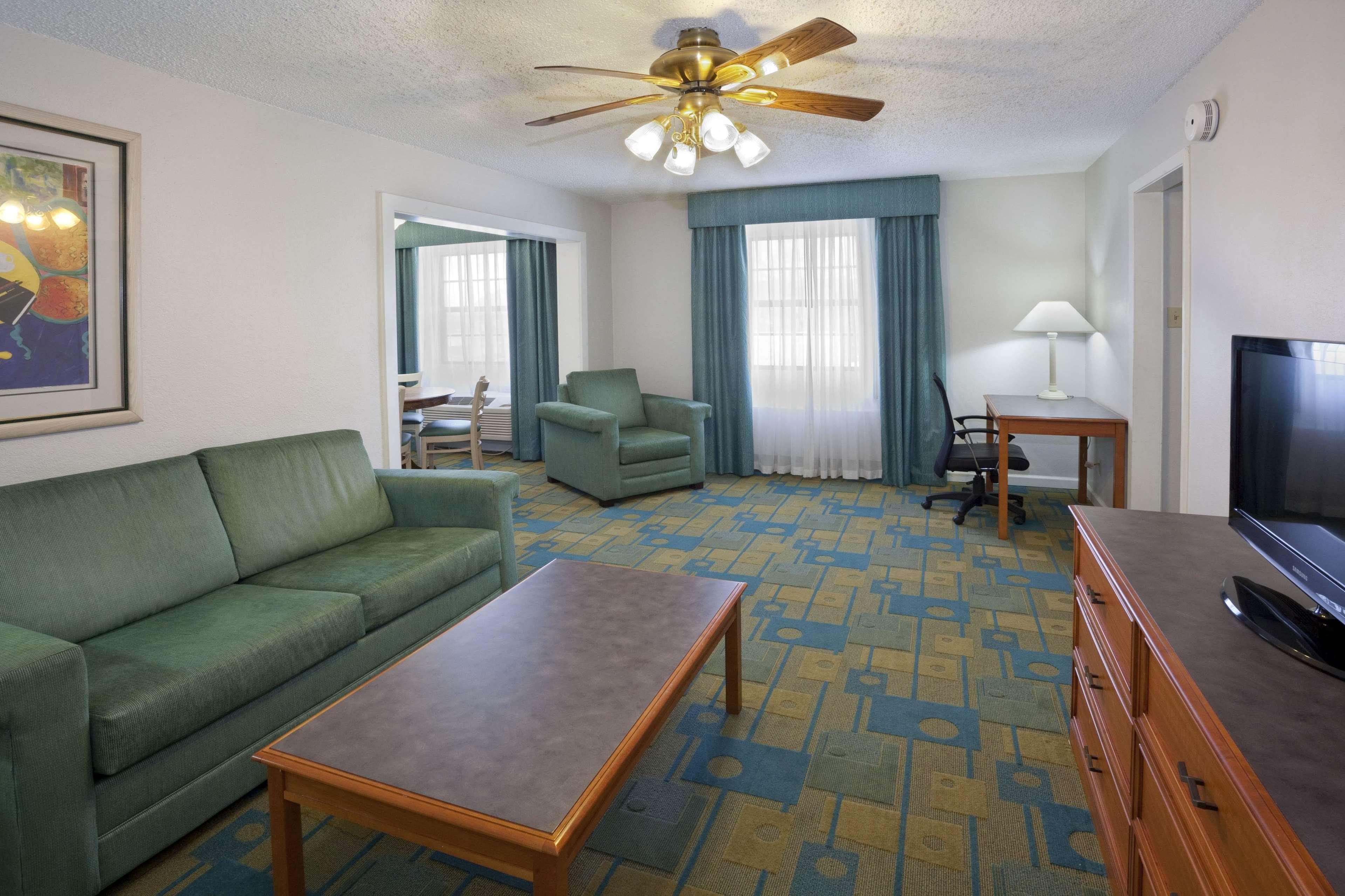 Hotel La Quinta By Wyndham West 3*