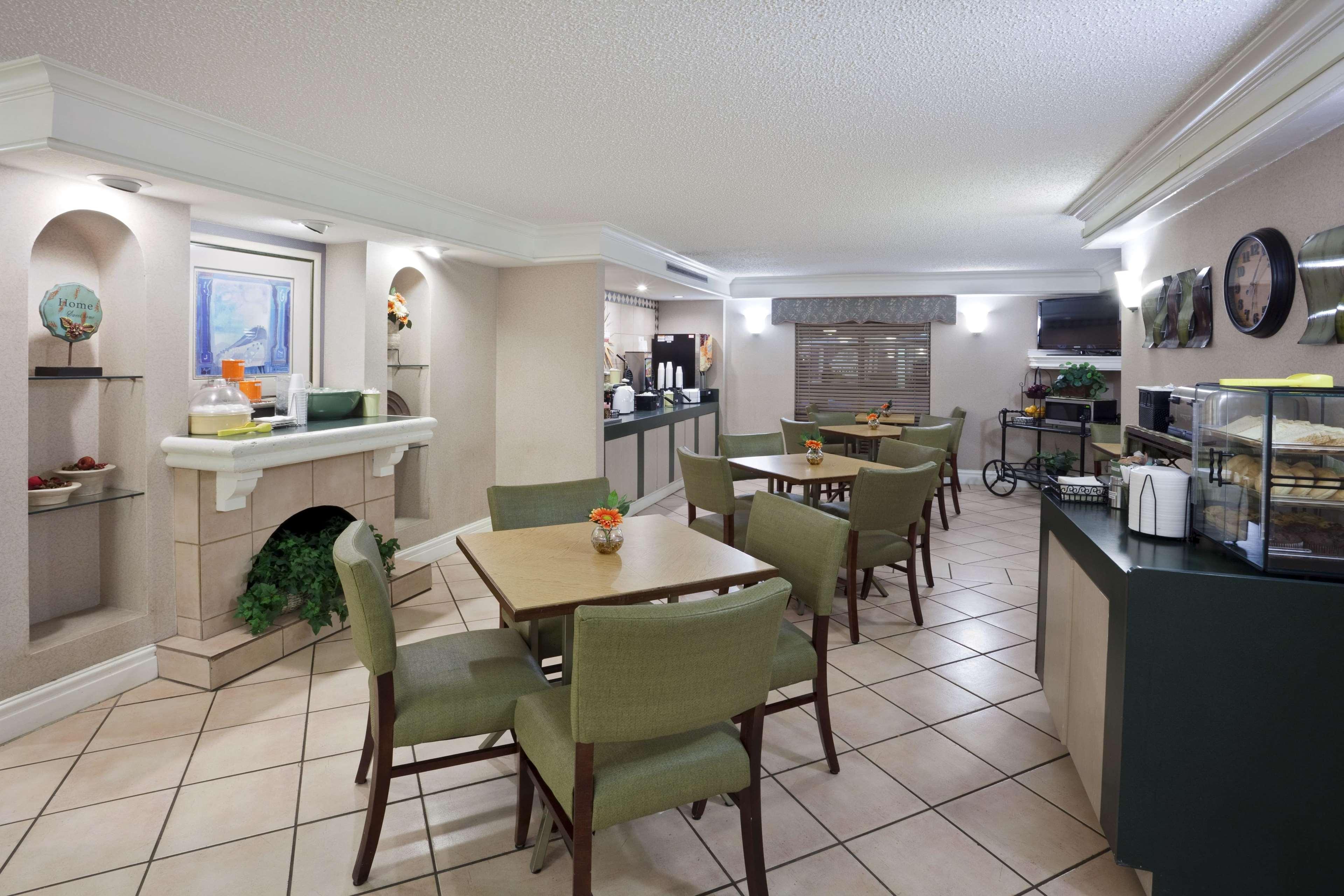 Hotel La Quinta By Wyndham West 3*