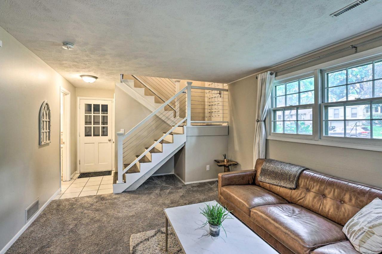 Cozy Walk To Dining, Pets Welcome Holiday home Omaha