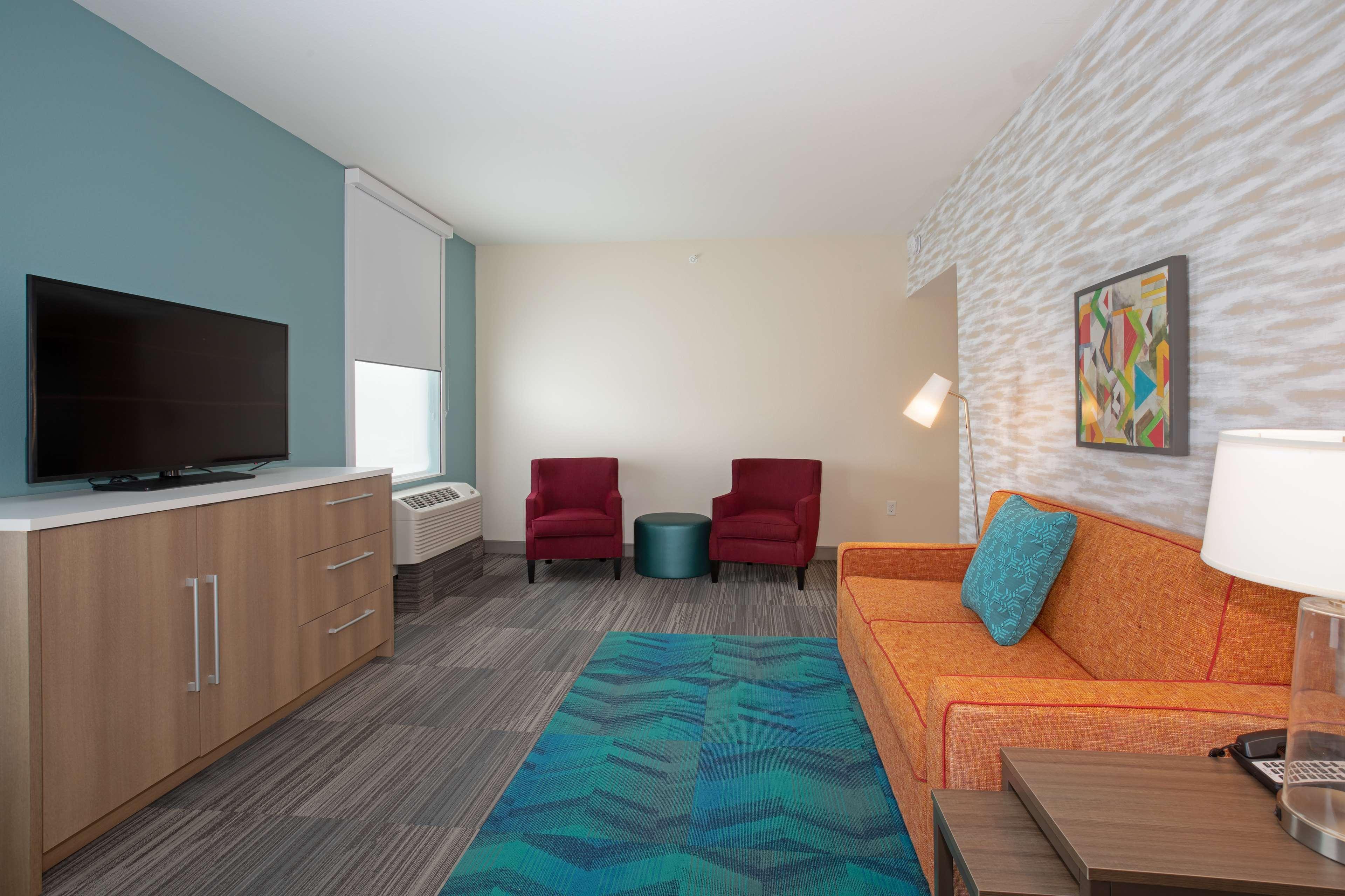 Hotel Home2 By Hilton Un Medical Ctr Area 3*