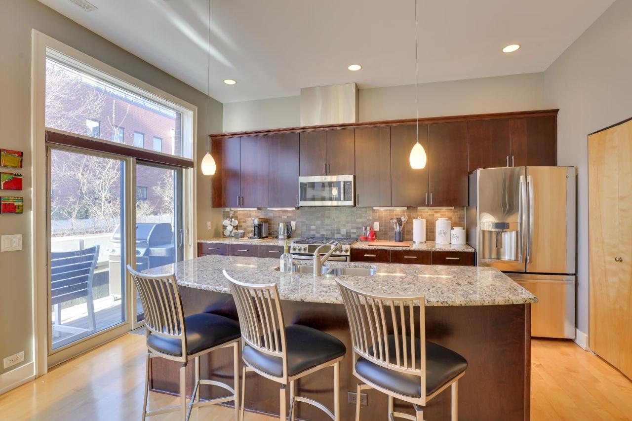 Apartment Downtown With Rooftop Patio And Views!