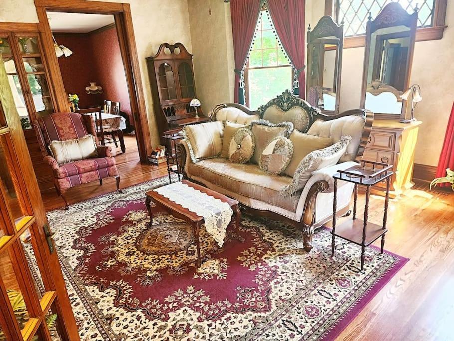 Apartment Cozy Victorian W/4-car Garage!
