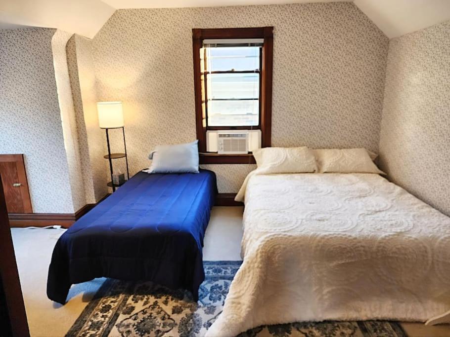 Cozy Victorian W/4-car Garage! Apartment Omaha
