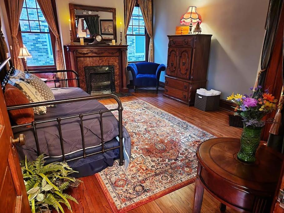 Apartment Cozy Victorian W/4-car Garage! Omaha