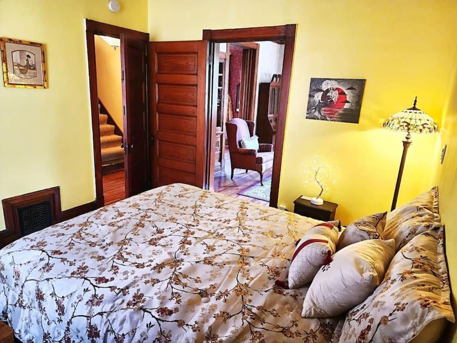 Cozy Victorian W/4-car Garage! Apartment Omaha