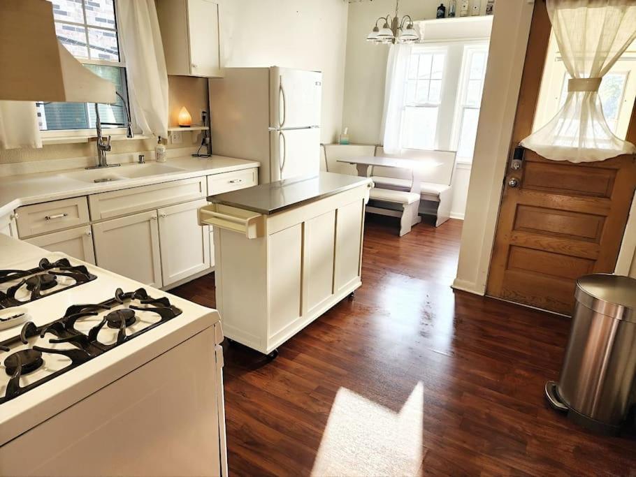 Apartment Cozy Victorian W/4-car Garage! Omaha