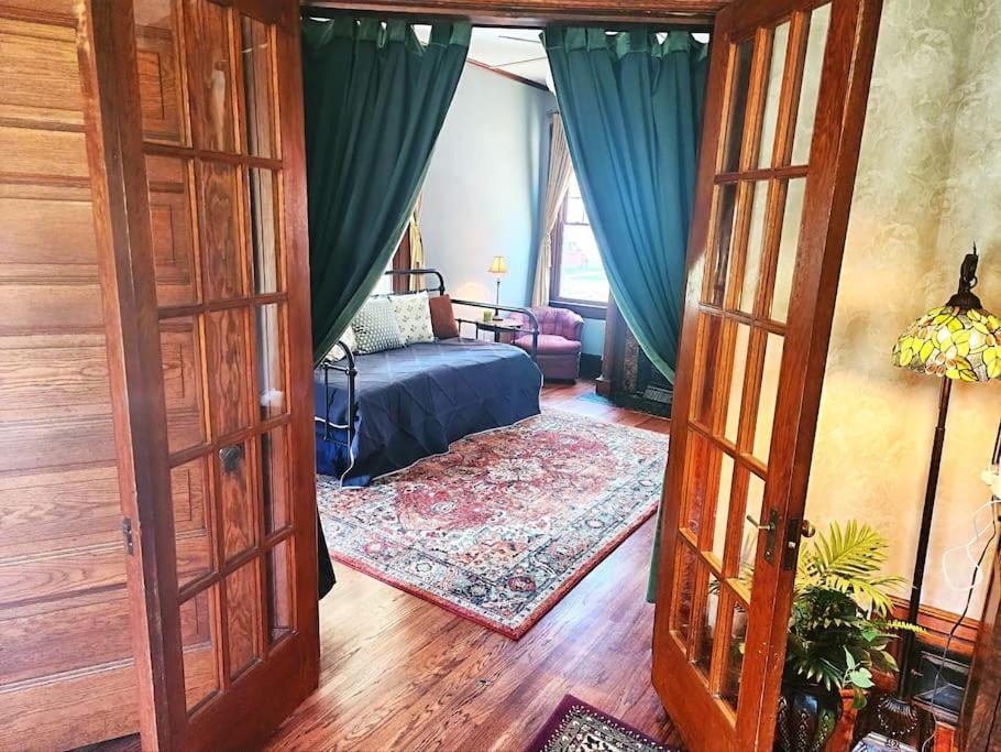 Apartment Cozy Victorian W/4-car Garage! Omaha