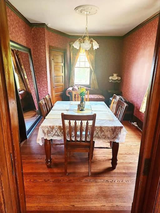 Apartment Cozy Victorian W/4-car Garage! *