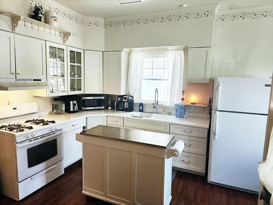 Cozy Victorian W/4-car Garage! *