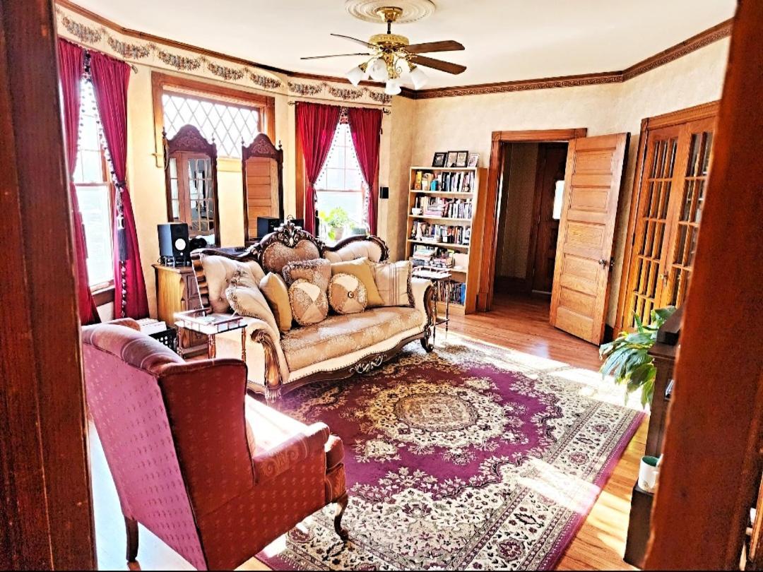 Cozy Victorian W/4-car Garage! Apartment *