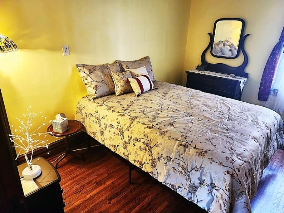 Apartment Cozy Victorian W/4-car Garage! *