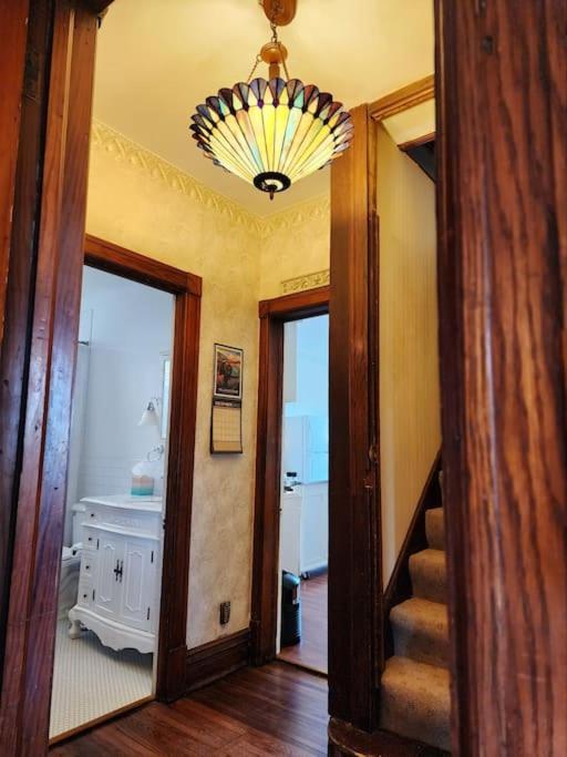 Cozy Victorian W/4-car Garage! Apartment *
