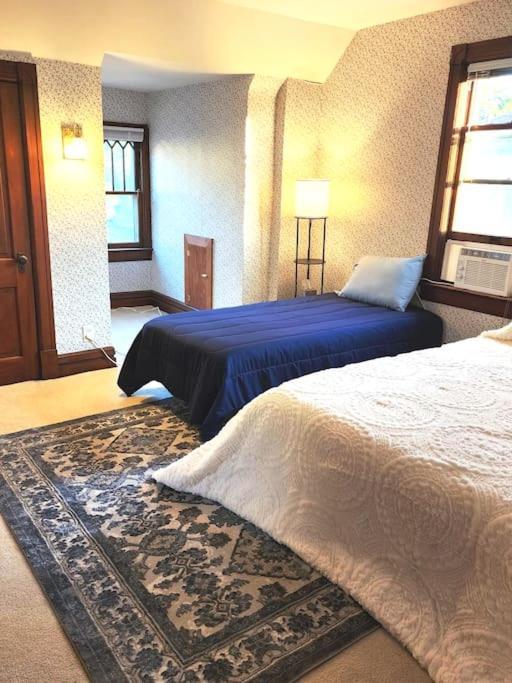 Cozy Victorian W/4-car Garage! Apartment Omaha