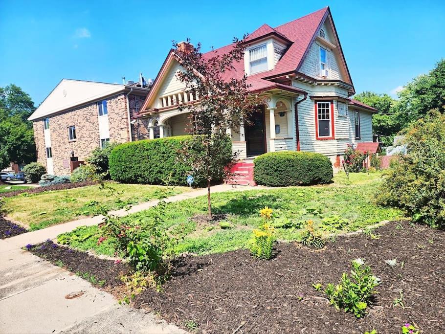 Cozy Victorian W/4-car Garage! Apartment