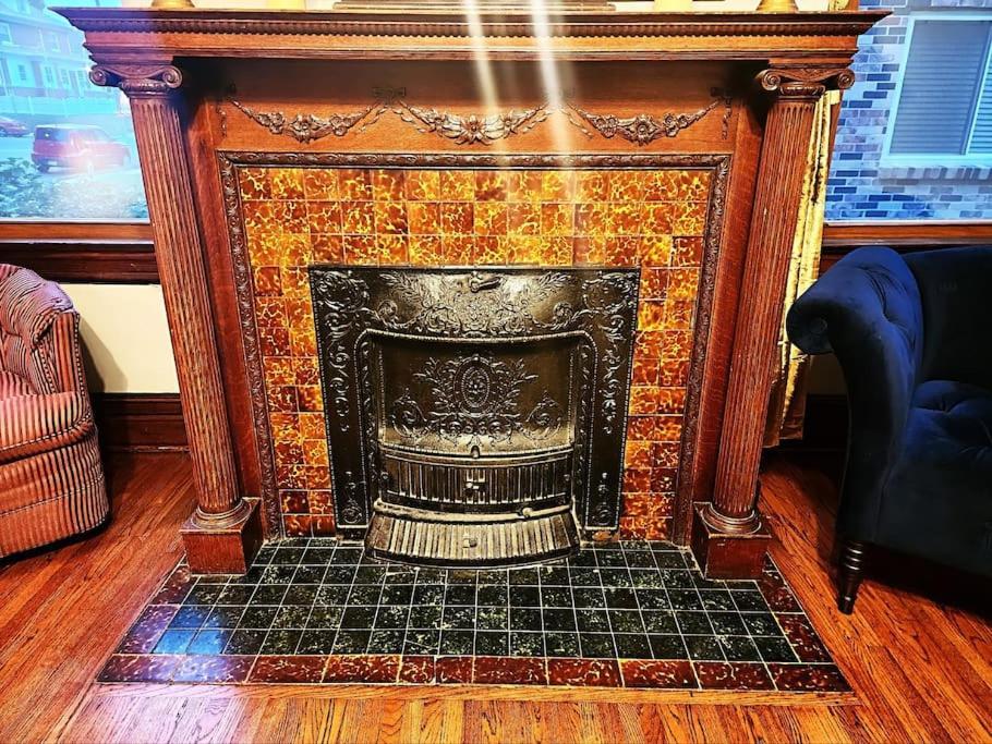 Cozy Victorian W/4-car Garage! * Omaha