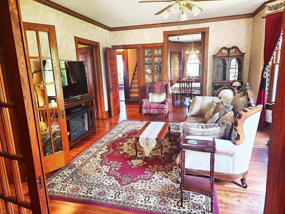Cozy Victorian W/4-car Garage! * Omaha